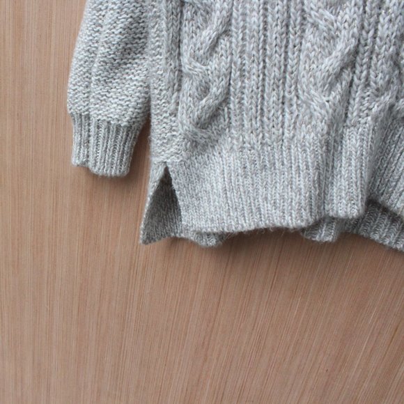 Jennifer Lopez Oversized Grey and White Sweater Size Medium - Picture 5 of 7